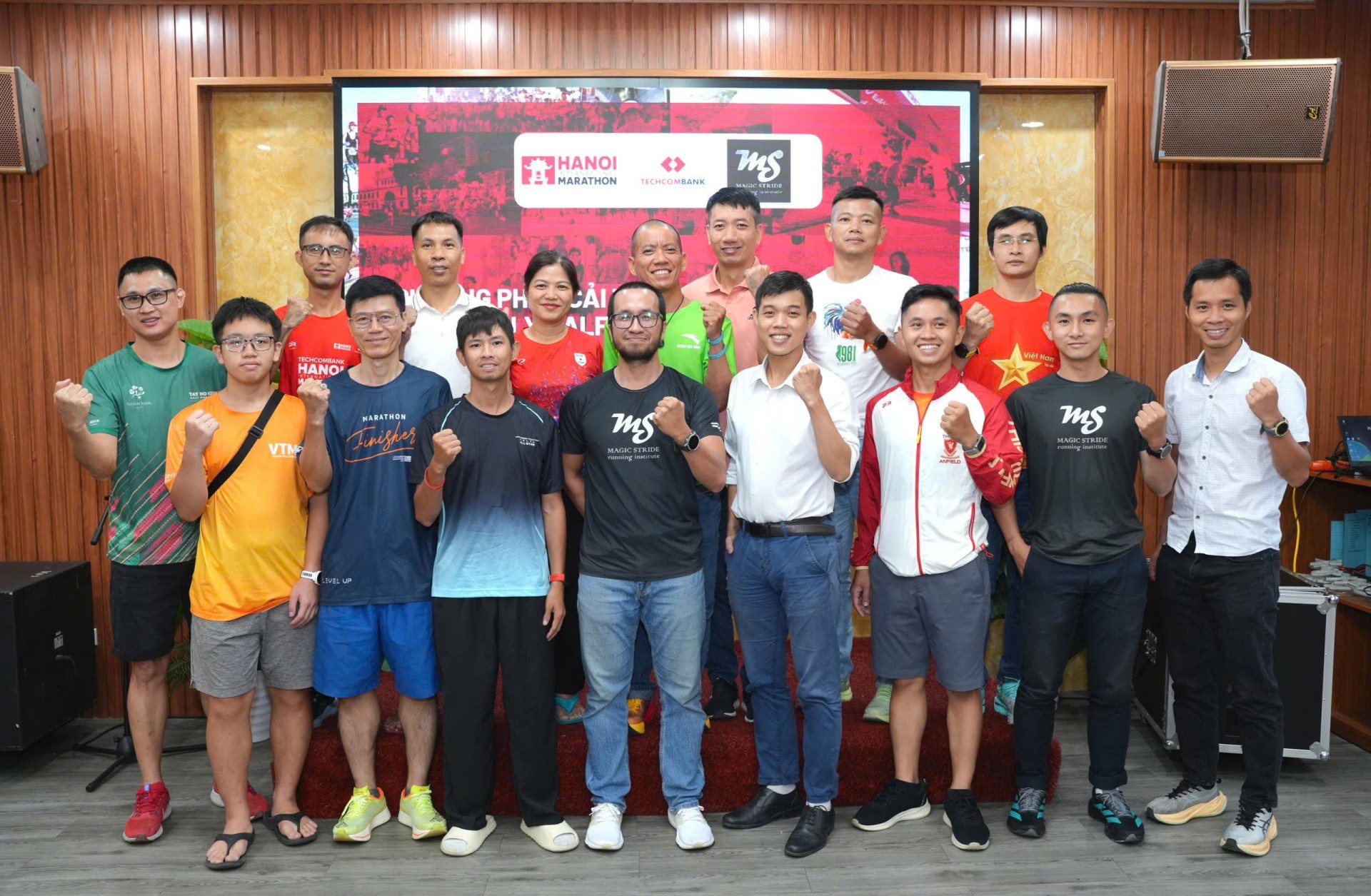 giai-marathon-quoc-te-ha-noi-techcombank-lan-toa-tinh-than-vuot-troi-qua-cac-hoat-dong-gap-go-cong-dong-chay-bo-tai-mien-bac-1-doanhnghiepplus-1754798881.jpg