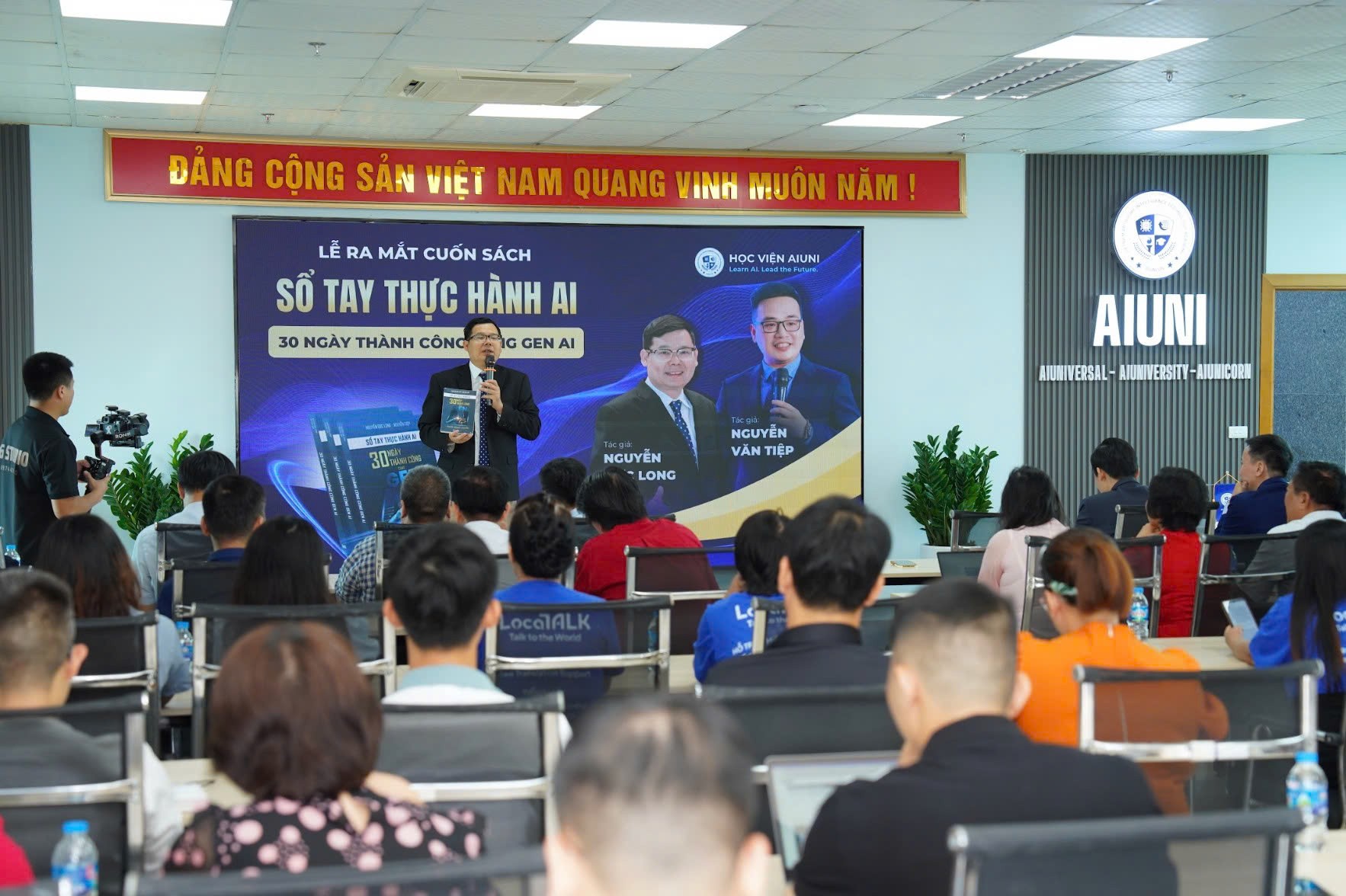 aiuni-ra-mat-nen-tang-dao-tao-va-sach-thuc-hanh-ai-dat-muc-tieu-dua-viet-nam-tro-thanh-quoc-gia-ai-first-doanhnghiepplus-5-1757879690.jpg