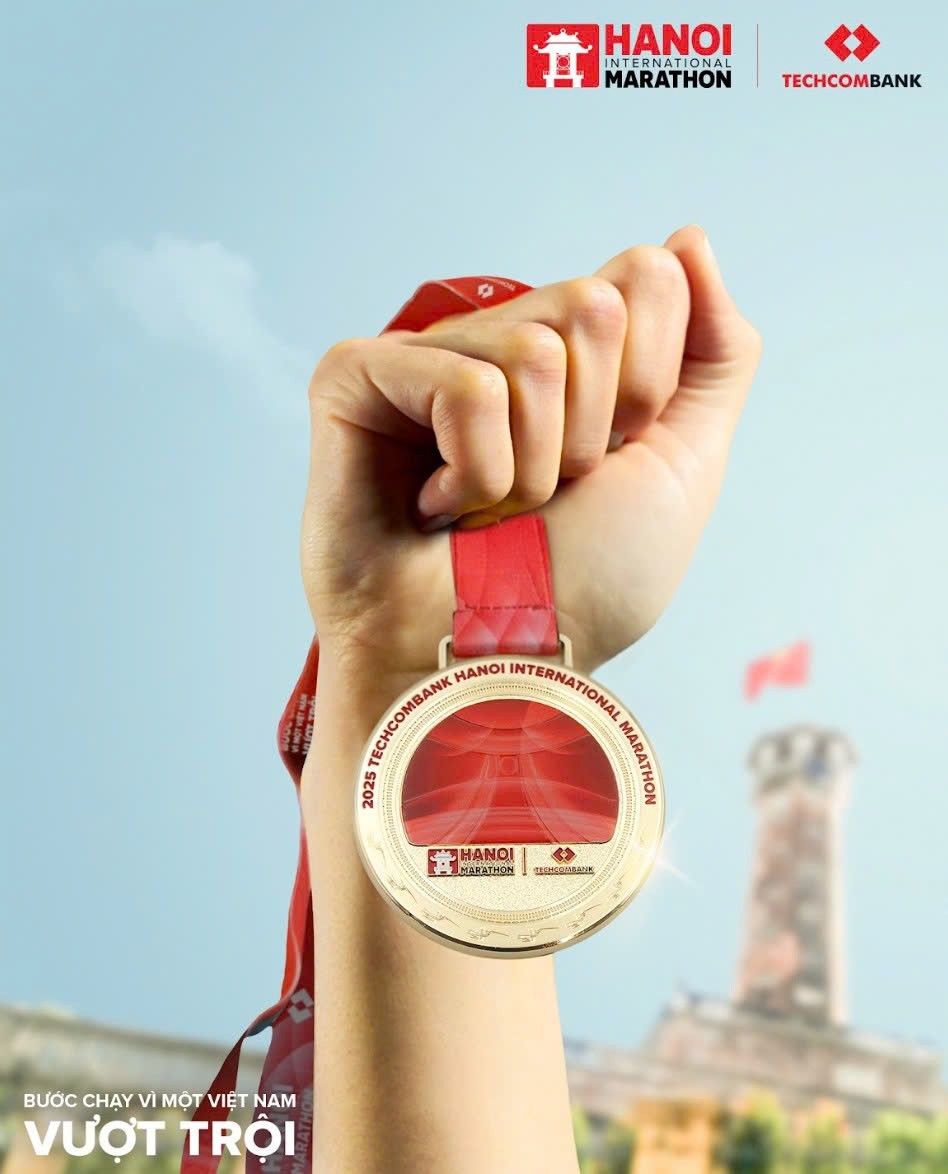 giai-marathon-quoc-te-ha-noi-techcombank-mua-4-bung-no-voi-bo-vat-pham-an-tuong-va-ung-dung-cong-nghe-so-tien-phong-doanhnghiepplus-1-1757996044.jpg