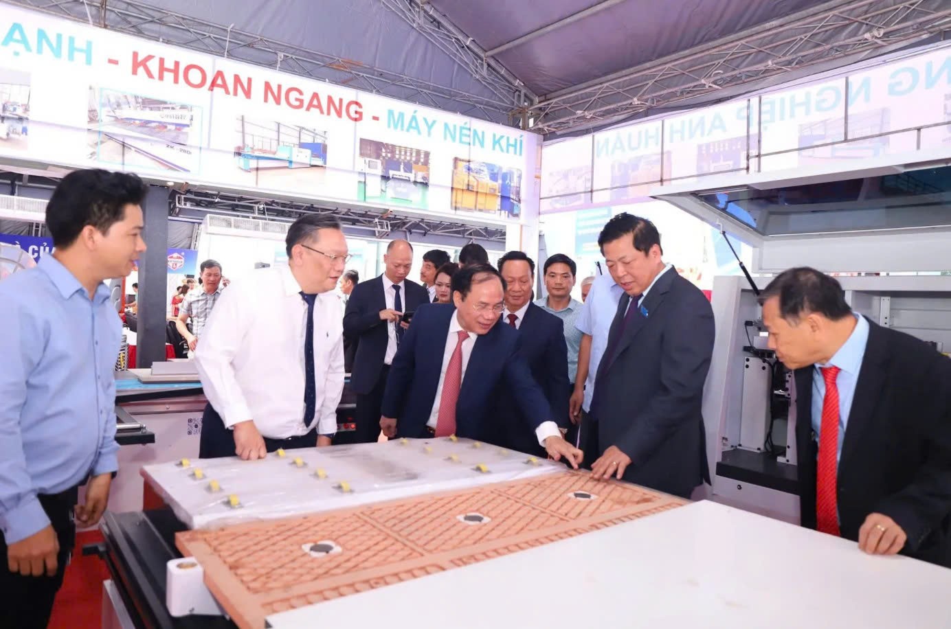 khai-mac-trien-lam-quoc-te-vietbuild-ha-noi-2025-doanhnghiepplus-2-1758786531.jpg