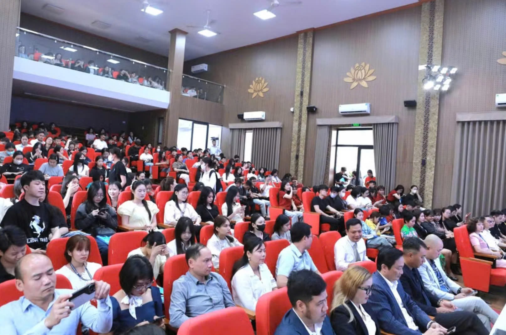 ngay-hoi-ket-noi-viec-lam-nam-2026-cau-noi-viec-lam-cho-sinh-vien-trong-thoi-dai-so-doanhnghiepplus-3-1778078087.jpg
