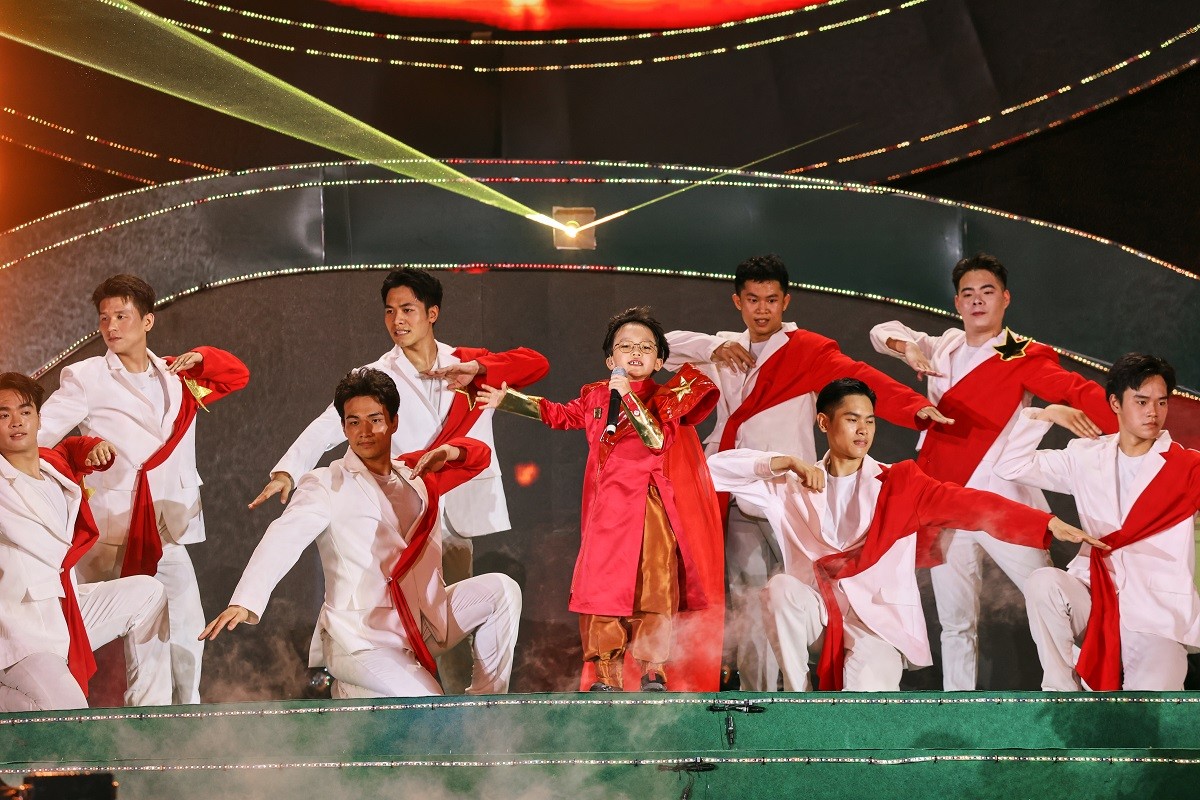 ban-giao-huong-ho-tren-nui-tra-trong-may-dai-tiec-nghe-thuat-mo-man-mua-du-lich-thai-nguyen-2026-dulichgiaitri-11-1778904383.jpg