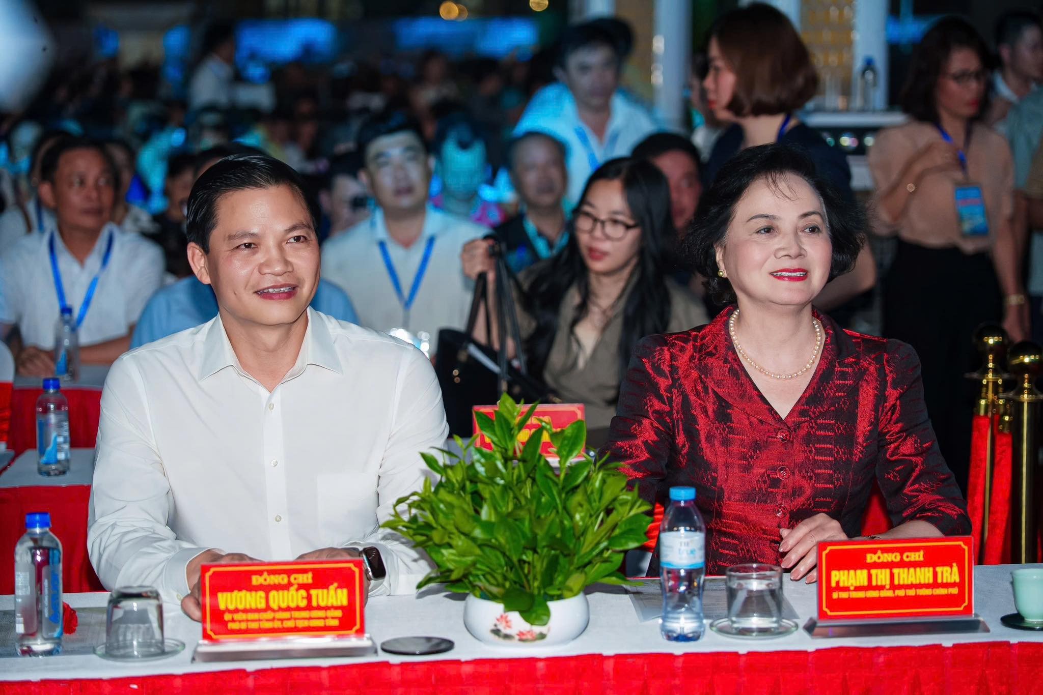ban-giao-huong-ho-tren-nui-tra-trong-may-dai-tiec-nghe-thuat-mo-man-mua-du-lich-thai-nguyen-2026-dulichgiaitri-5-1778903797.jpg