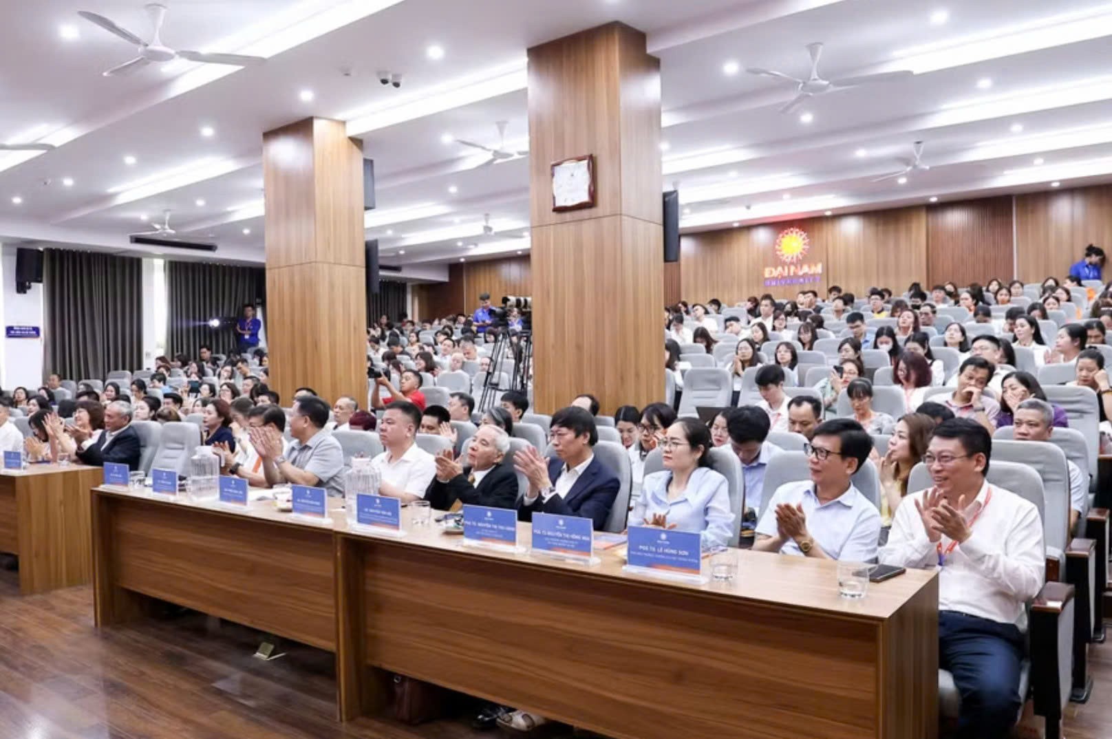 dai-hoc-hanh-phuc-giao-duc-khong-chi-day-kien-thuc-ma-con-tao-ban-linh-song-doanhnghiepplus-2-1779452865.jpg