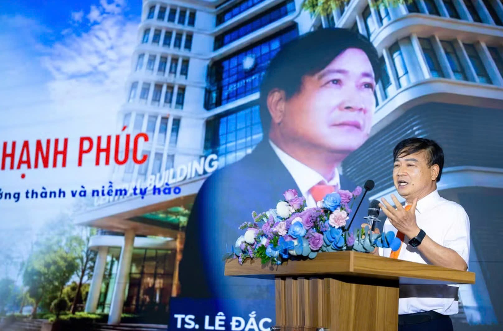 dai-hoc-hanh-phuc-giao-duc-khong-chi-day-kien-thuc-ma-con-tao-ban-linh-song-doanhnghiepplus-3-1779452865.jpg
