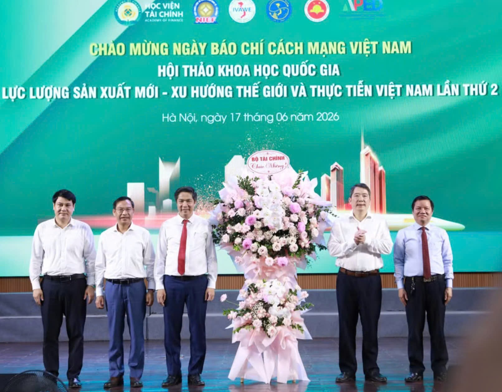 luc-luong-san-xuat-moi-xu-huong-toan-cau-va-thuc-tien-viet-nam-doanhnghiepplus-3-1781718680.jpg