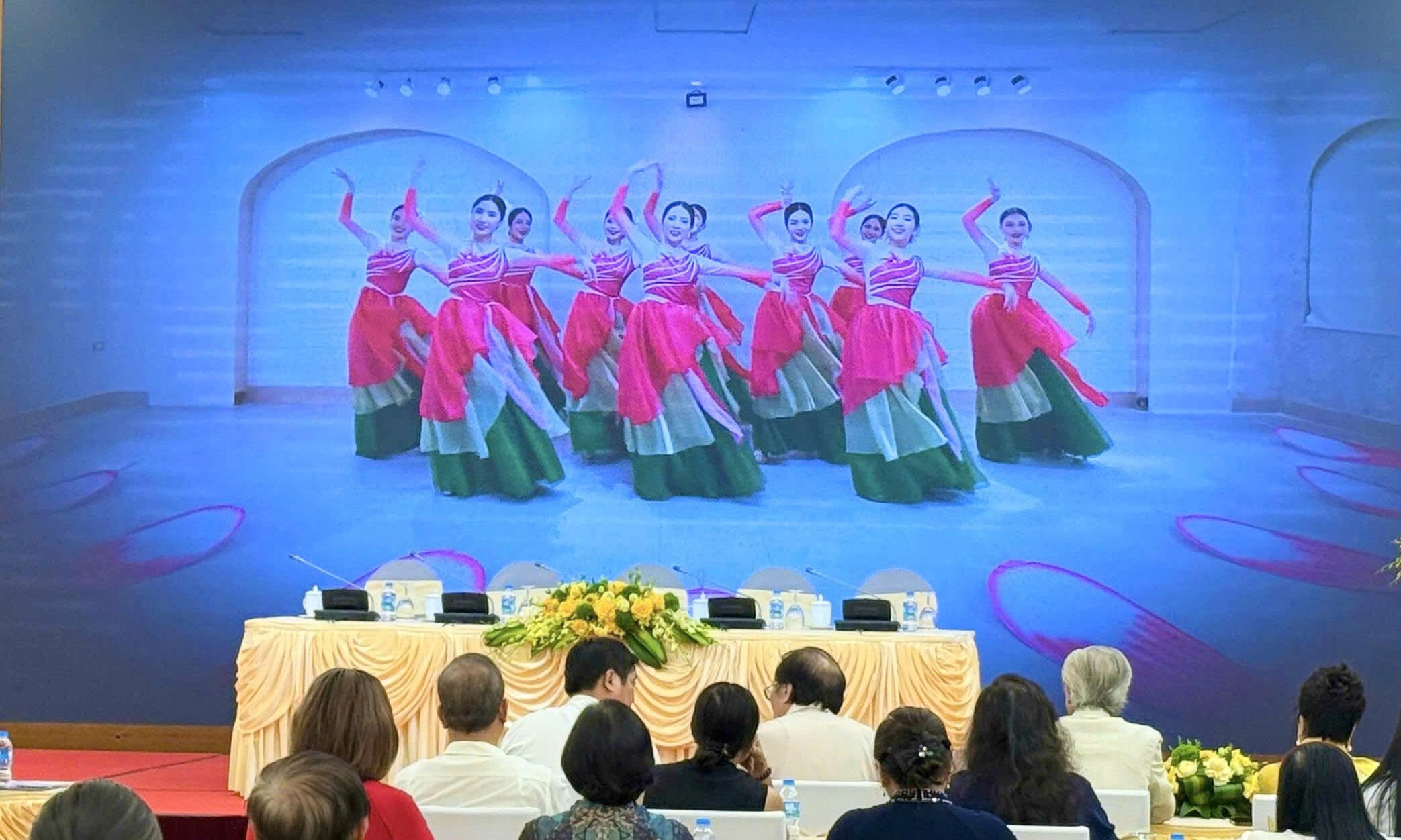 hon-50-doan-du-festival-dan-ca-dan-vu-quoc-te-2026-tai-dien-bien-doanhnghieplus-1-1784719838.jpg