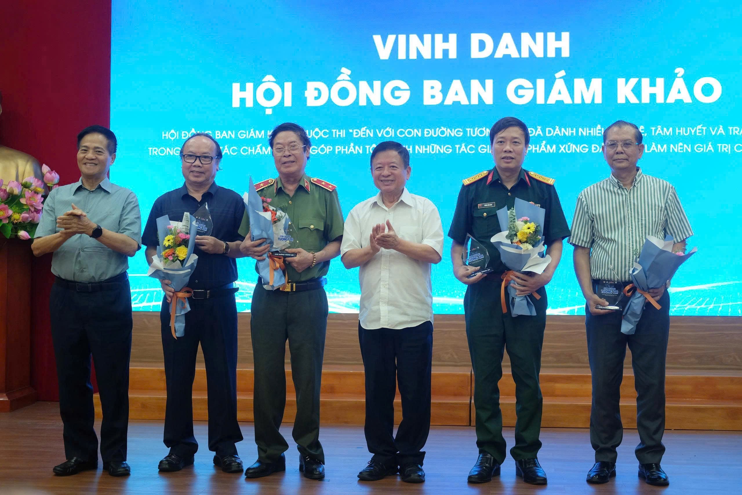 trao-giai-cuoc-thi-den-voi-con-duong-tuong-lai-phat-dong-san-choi-lan-toa-tri-thuc-1-doanhnghiepplus-1-1787166610.jpg