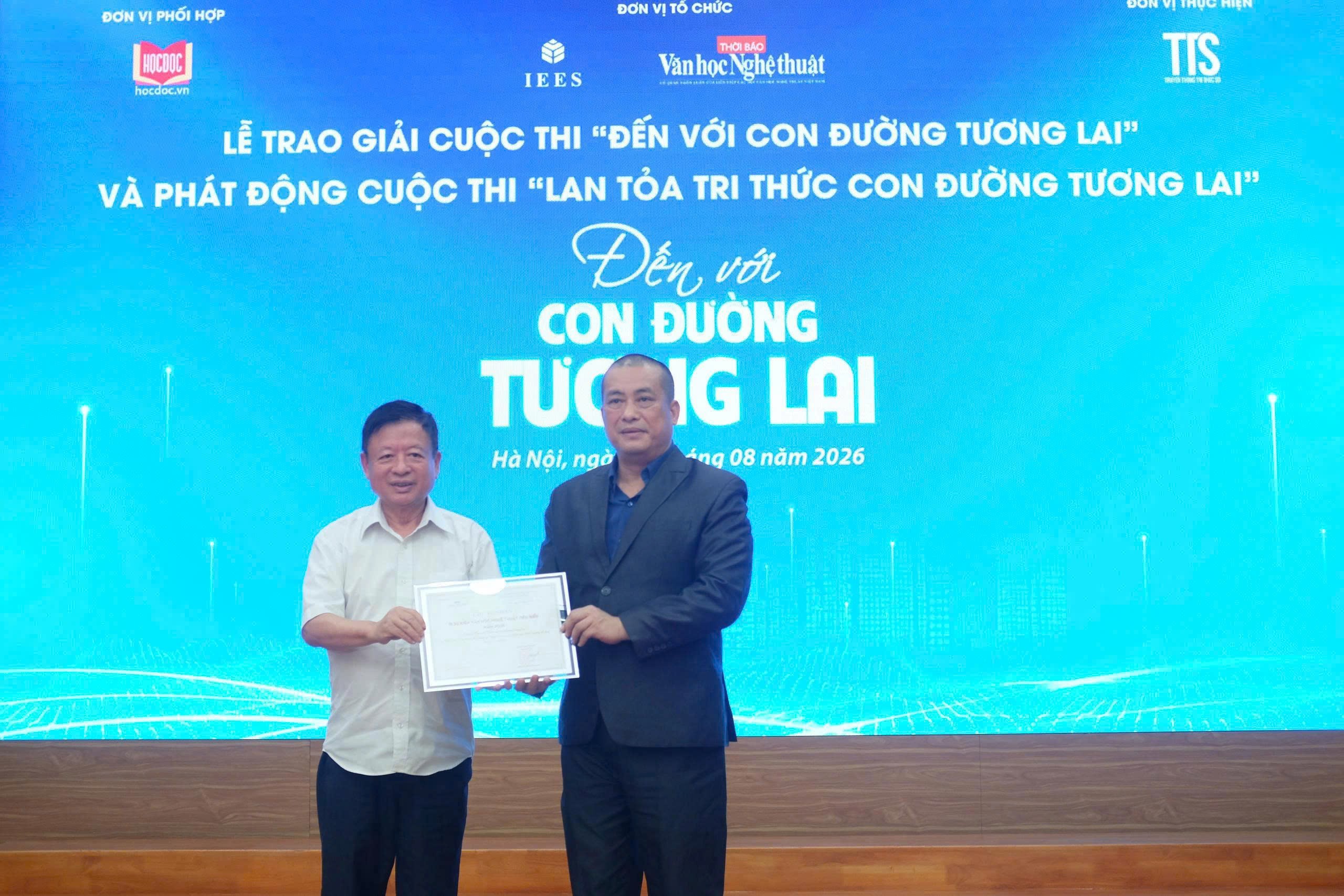 trao-giai-cuoc-thi-den-voi-con-duong-tuong-lai-phat-dong-san-choi-lan-toa-tri-thuc-1-doanhnghiepplus-2-1787166610.jpg