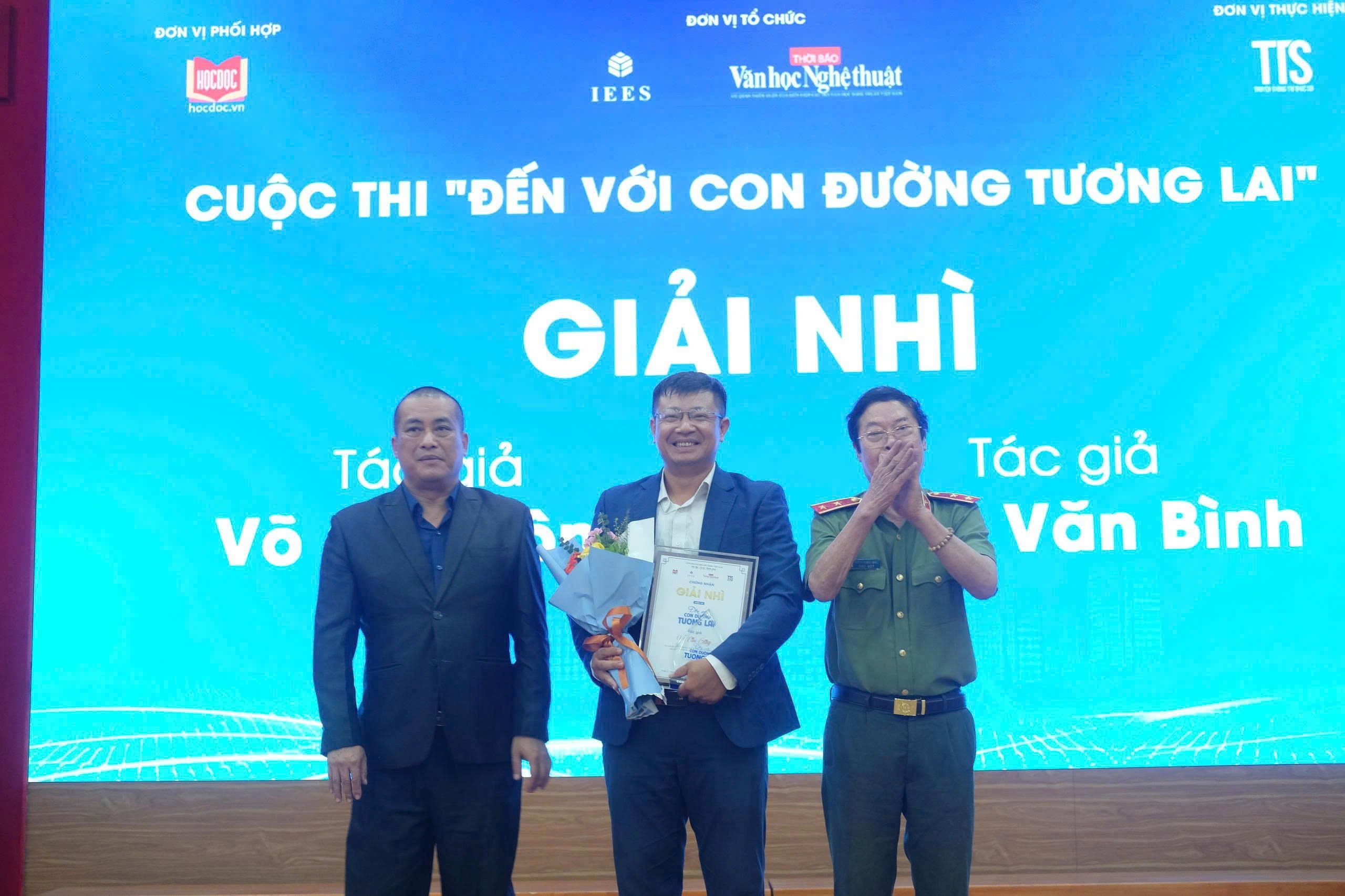 trao-giai-cuoc-thi-den-voi-con-duong-tuong-lai-phat-dong-san-choi-lan-toa-tri-thuc-doanhnghiepplus-1-1787166609.jpg