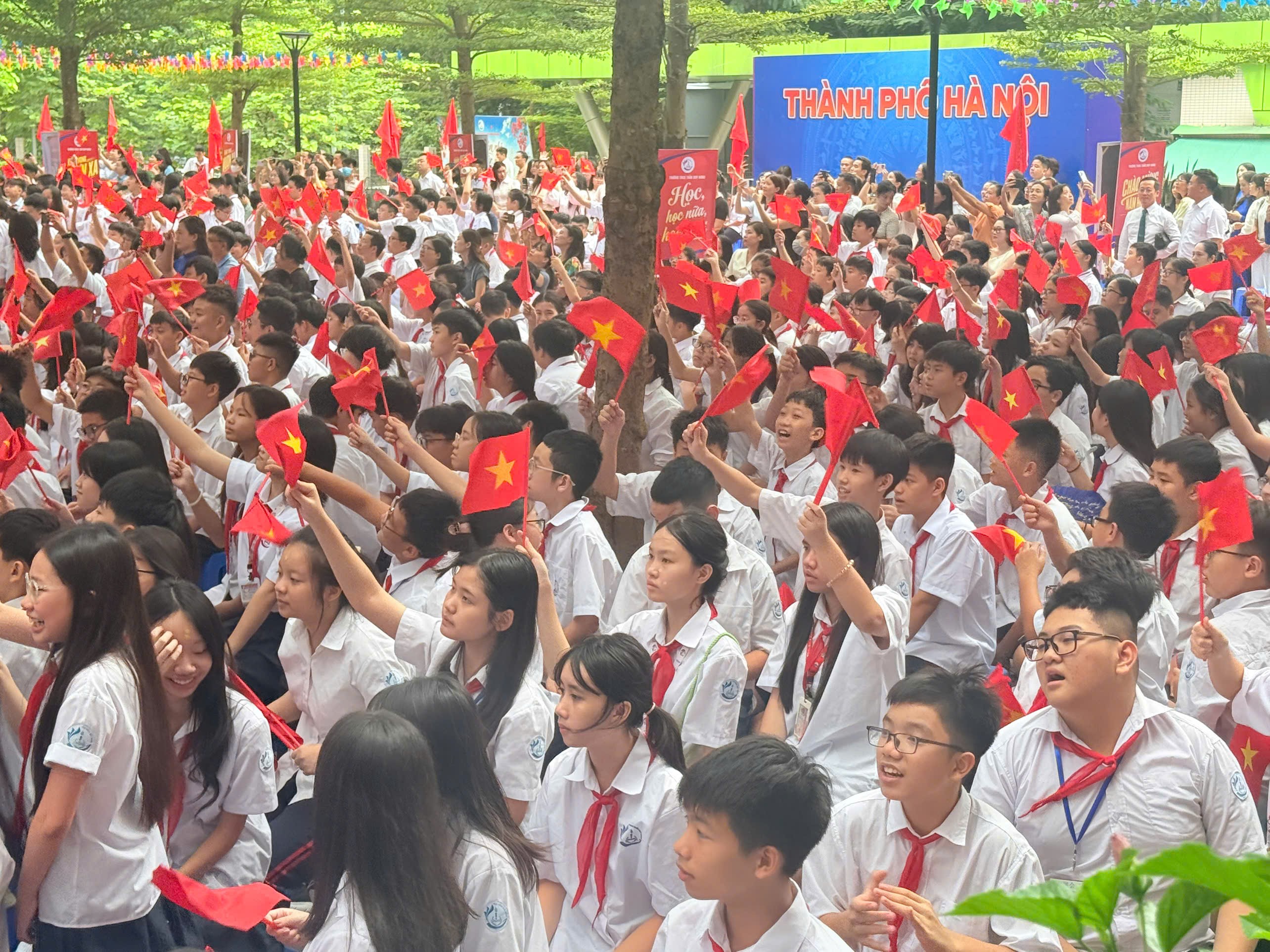 truong-trung-hoc-co-so-tran-duy-hung-khai-giang-nam-hoc-moi-2026-2027-doanhnghiepplus-5-1788624207.jpg