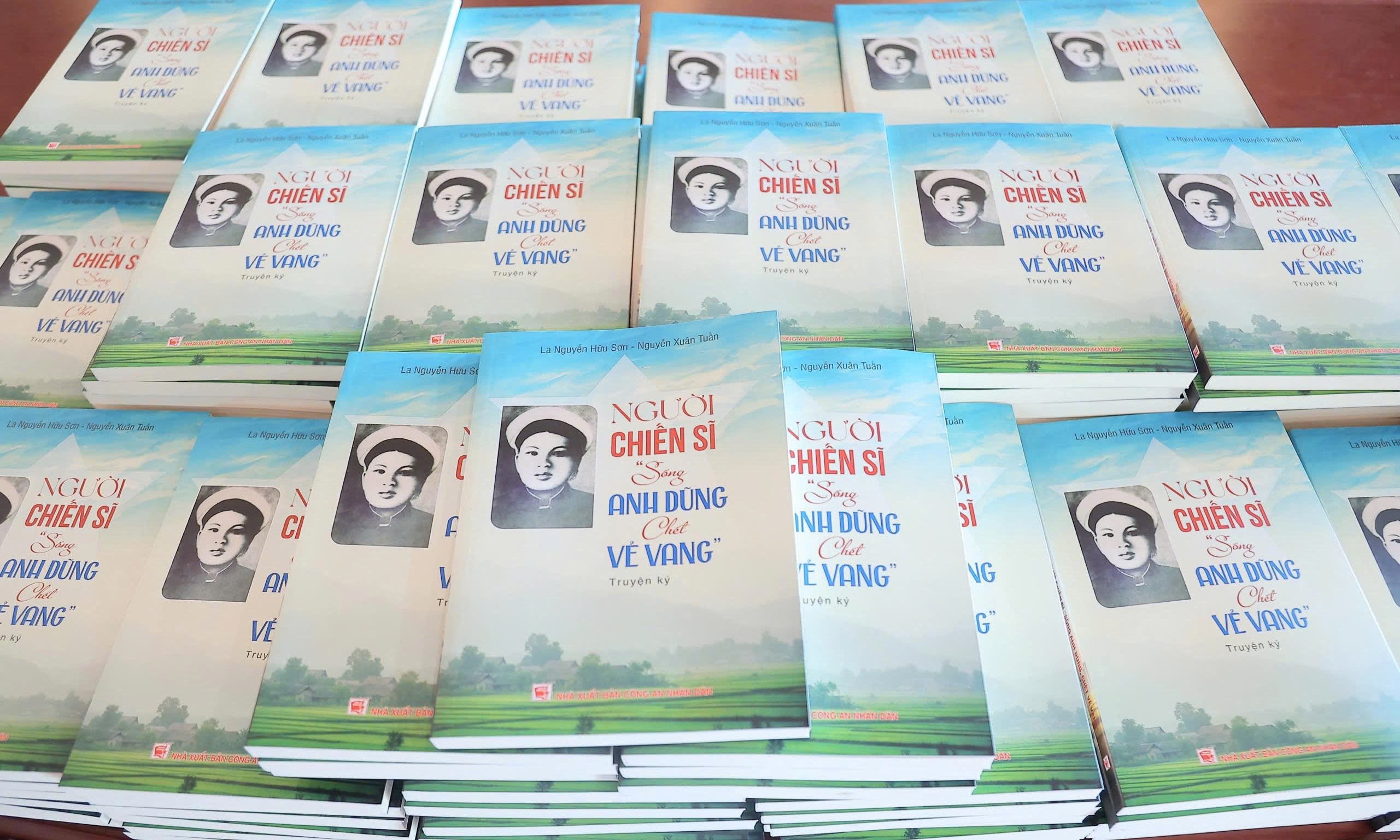 trao-tang-500-cuon-sach-ve-anh-hung-liet-si-bui-thi-cuc-tai-hung-yen-1-doanhnghiepplusvn-1790617355.jpg