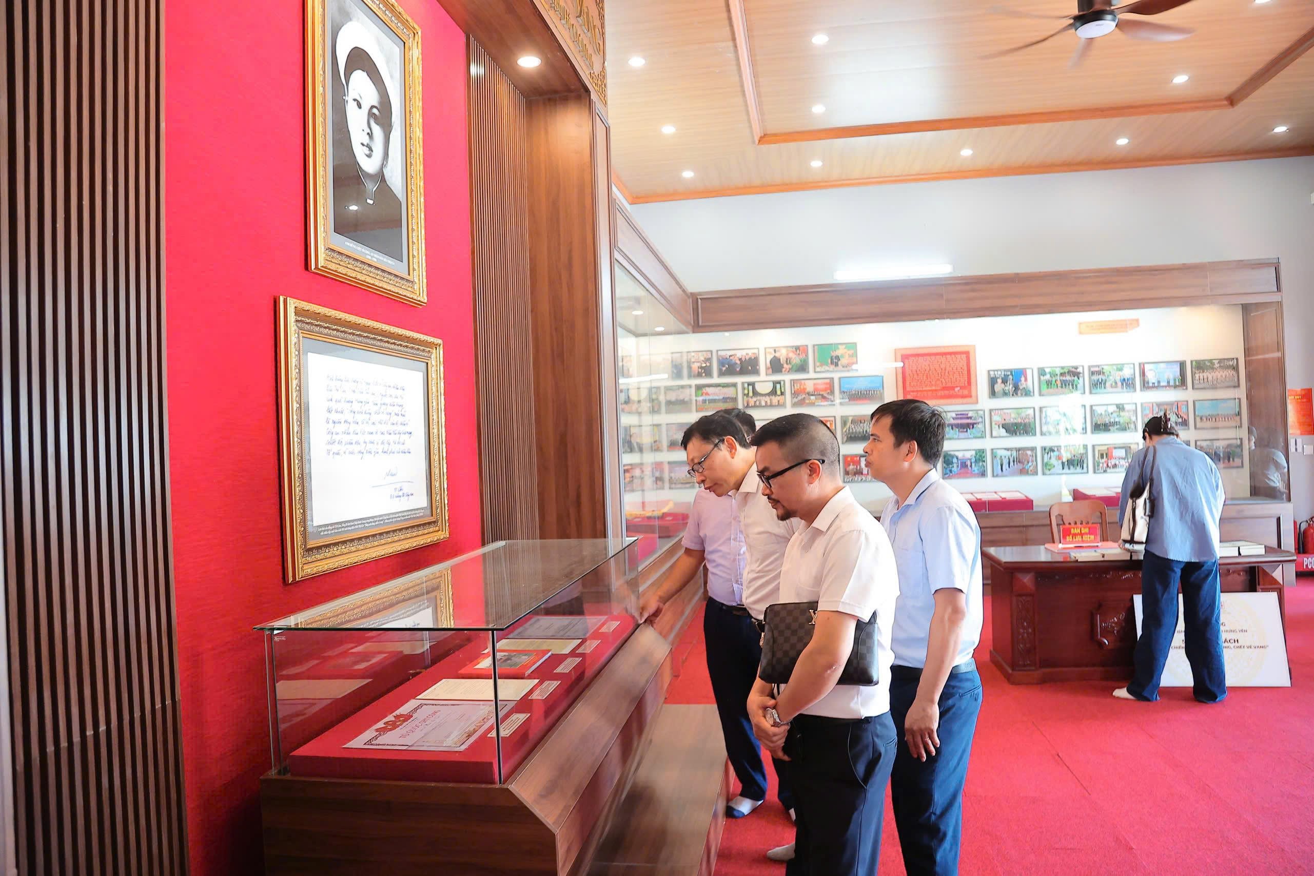 trao-tang-500-cuon-sach-ve-anh-hung-liet-si-bui-thi-cuc-tai-hung-yen-doanhnghiepplus-2-1790617443.jpg