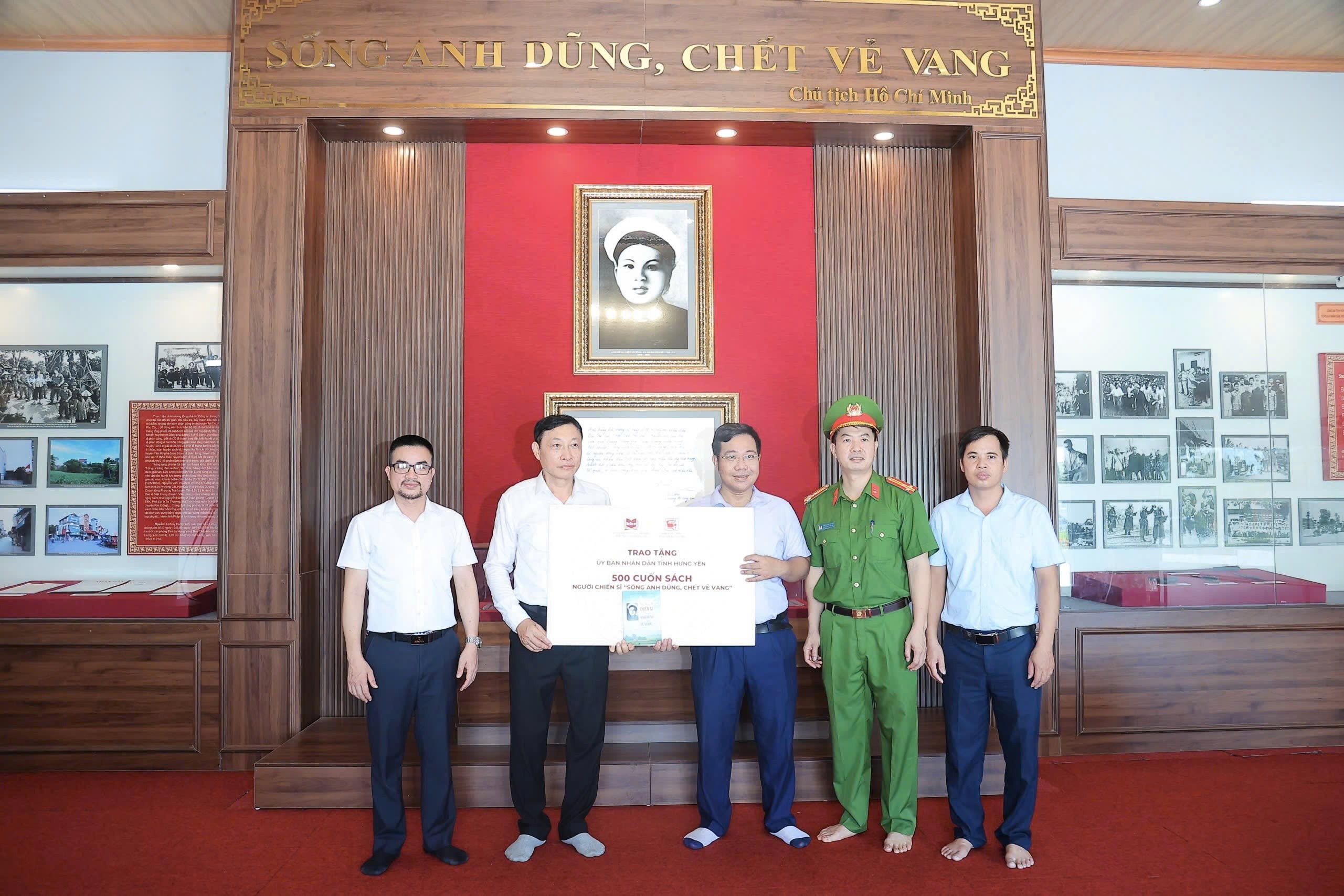 trao-tang-500-cuon-sach-ve-anh-hung-liet-si-bui-thi-cuc-tai-hung-yen-doanhnghiepplus-9-1790617199.jpg