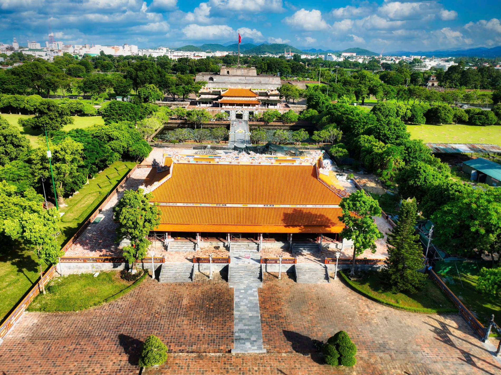 Sau gần 3 năm trùng tu, điện Thái Hòa - công trình kiến trúc tiêu biểu của di tích Cố đô Huế đang ở những bước hoàn thiện cuối cùng để kịp mở cửa đón khách ngày 23/11/2024.