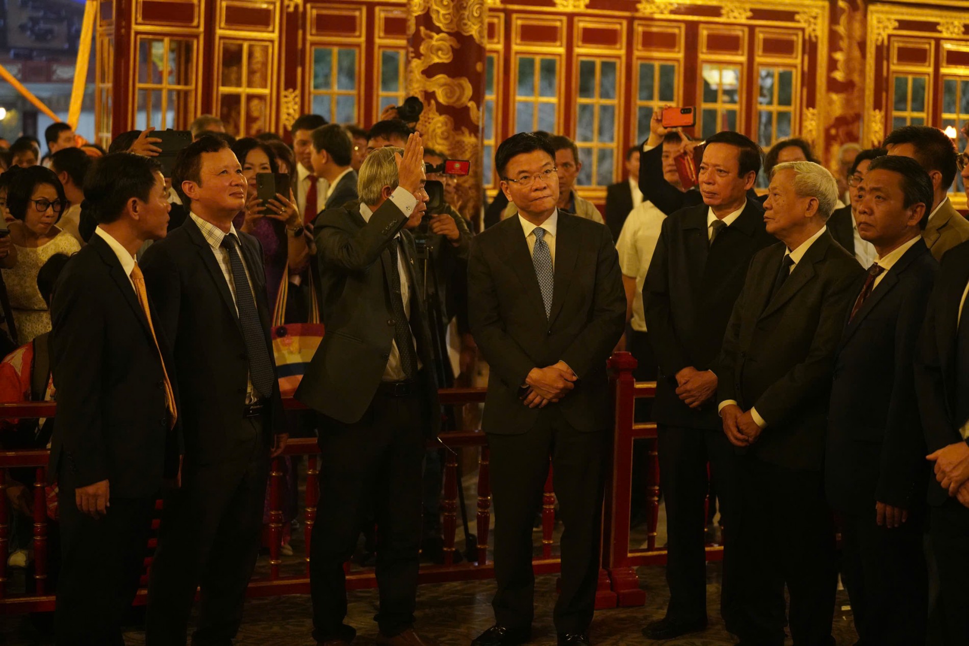 Phó Thủ tướng Lê Thành Long (thứ tư, từ trái qua) nghe lãnh đạo Trung tâm BTDT Cố đô Huế báo cáo về công tác bảo tồn, tu bổ tổng thể di tích Điện Thái Hòa.
