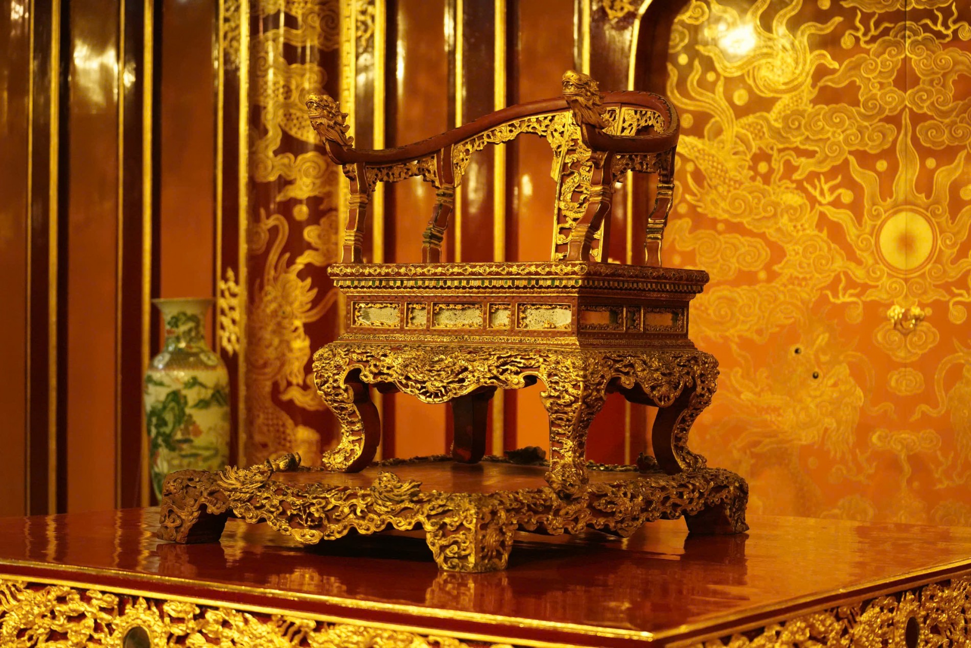 Ngai vàng triều Nguyễn bên trong điện Thái Hòa 