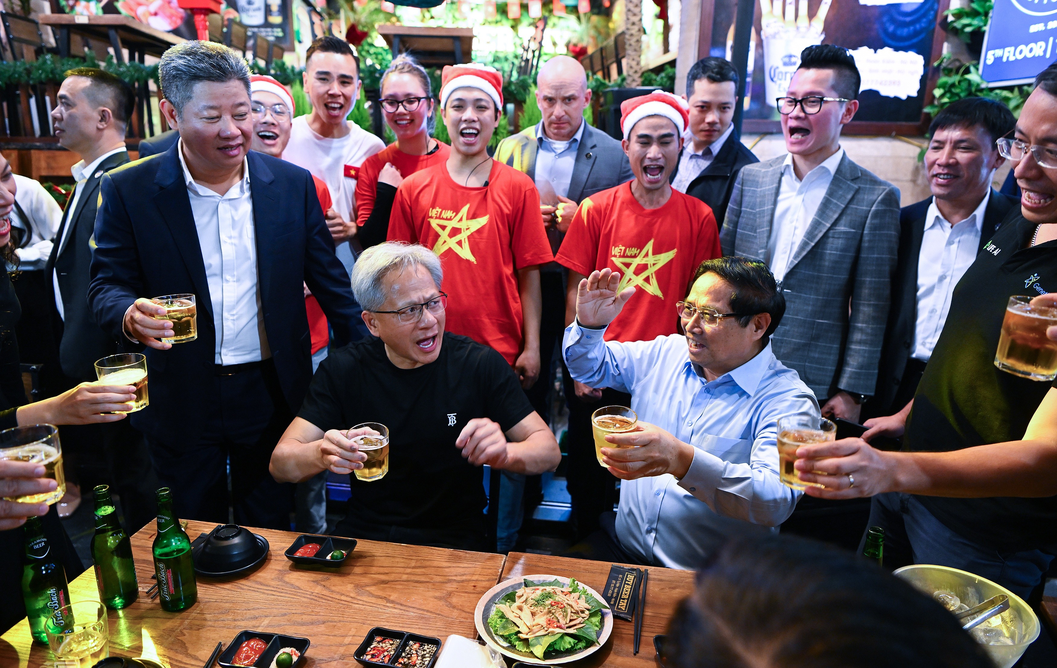 Khoảng khắc thú vị của CEO Huang và Thủ tướng Phạm Minh Chính