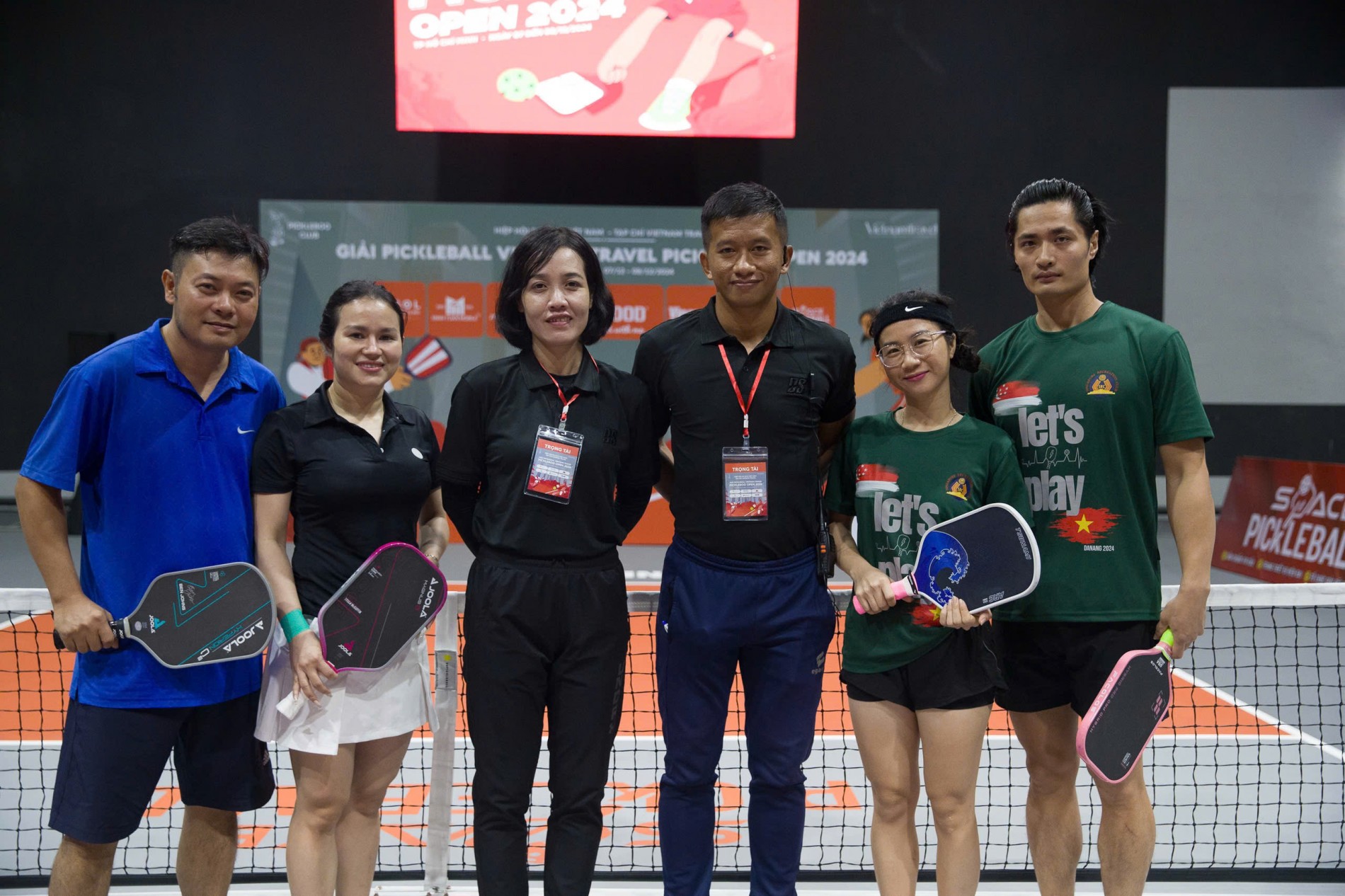 các tay vợt Pickleball check-in cùng trọng tại trước khi giải đấu diễn