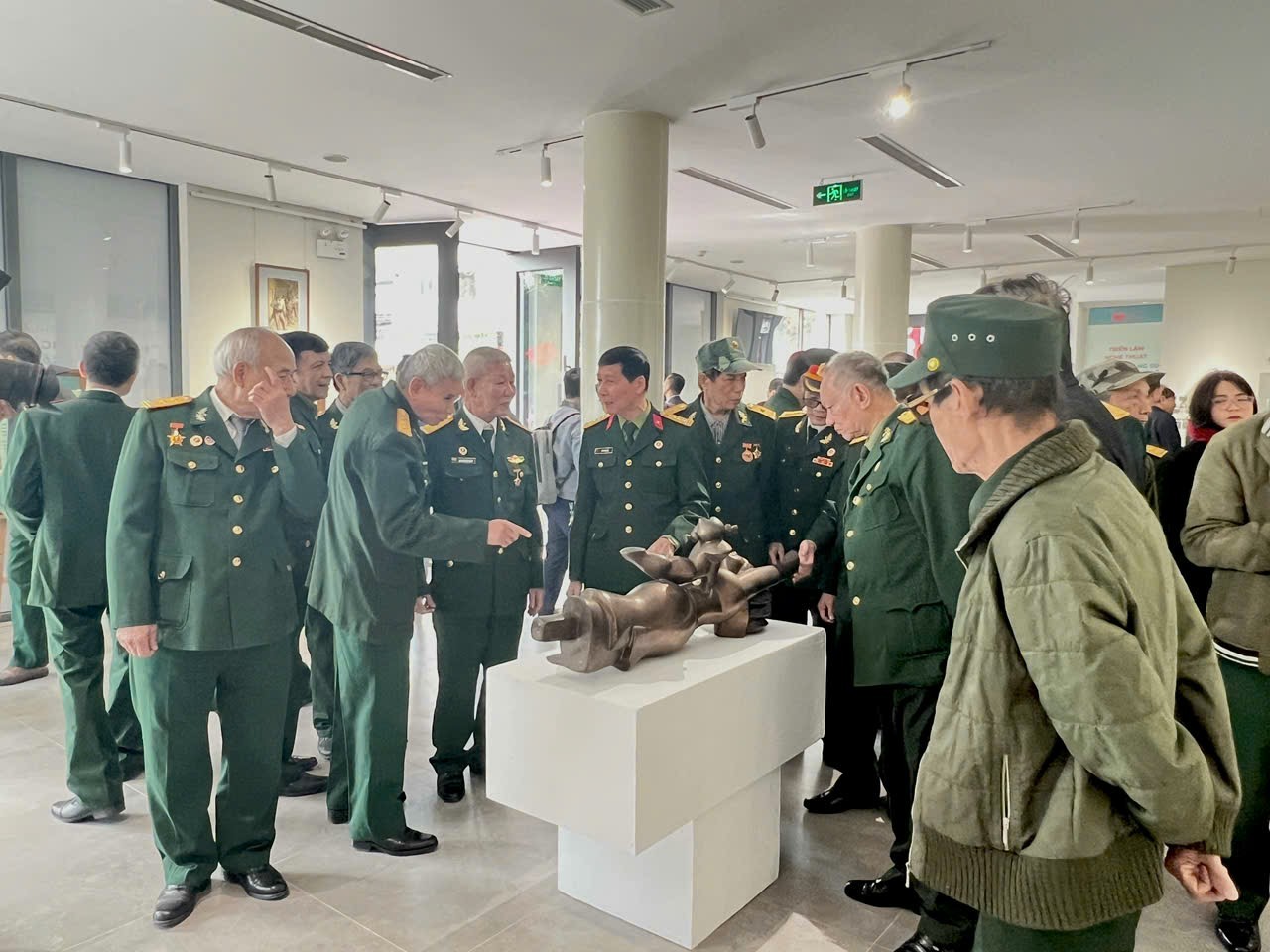 Đại biểu, khách mời và người dân tham dự khai mạc Triển lãm.