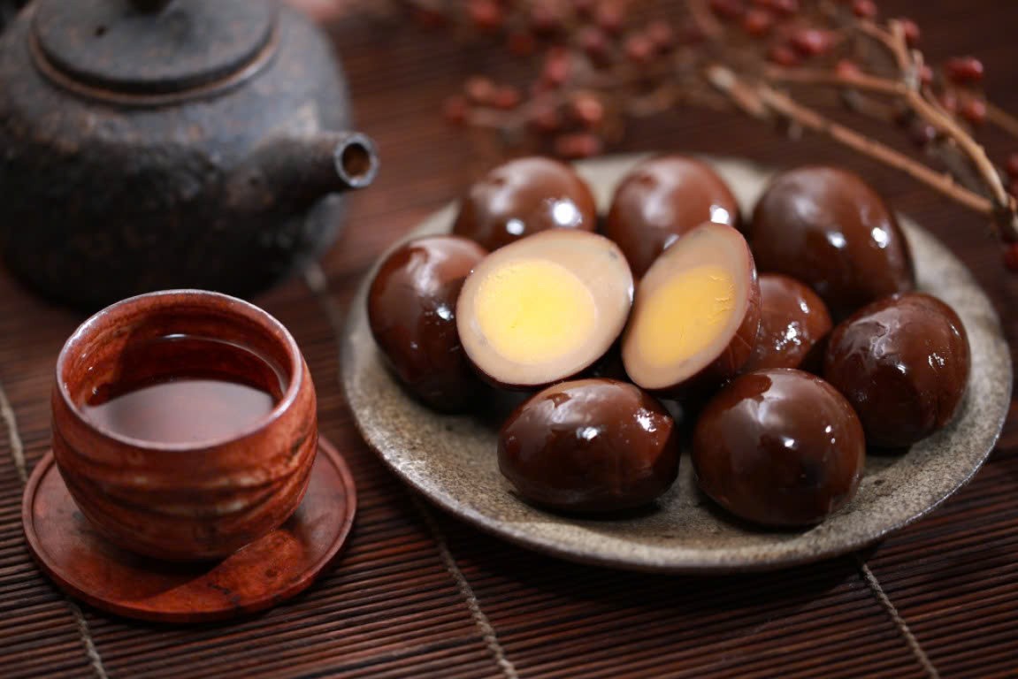 Món trứng ngâm trà phải thử khi đến rừng trà nguyên sinh Lục Quy. Ảnh: Hoàng Hà