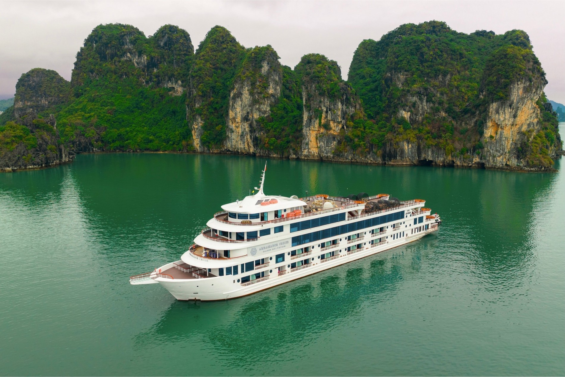 Những chiếc du thuyền sang trọng sẽ là phương tiện đưa du khách du xuân tại Hạ Long: Ảnh: Ivivu