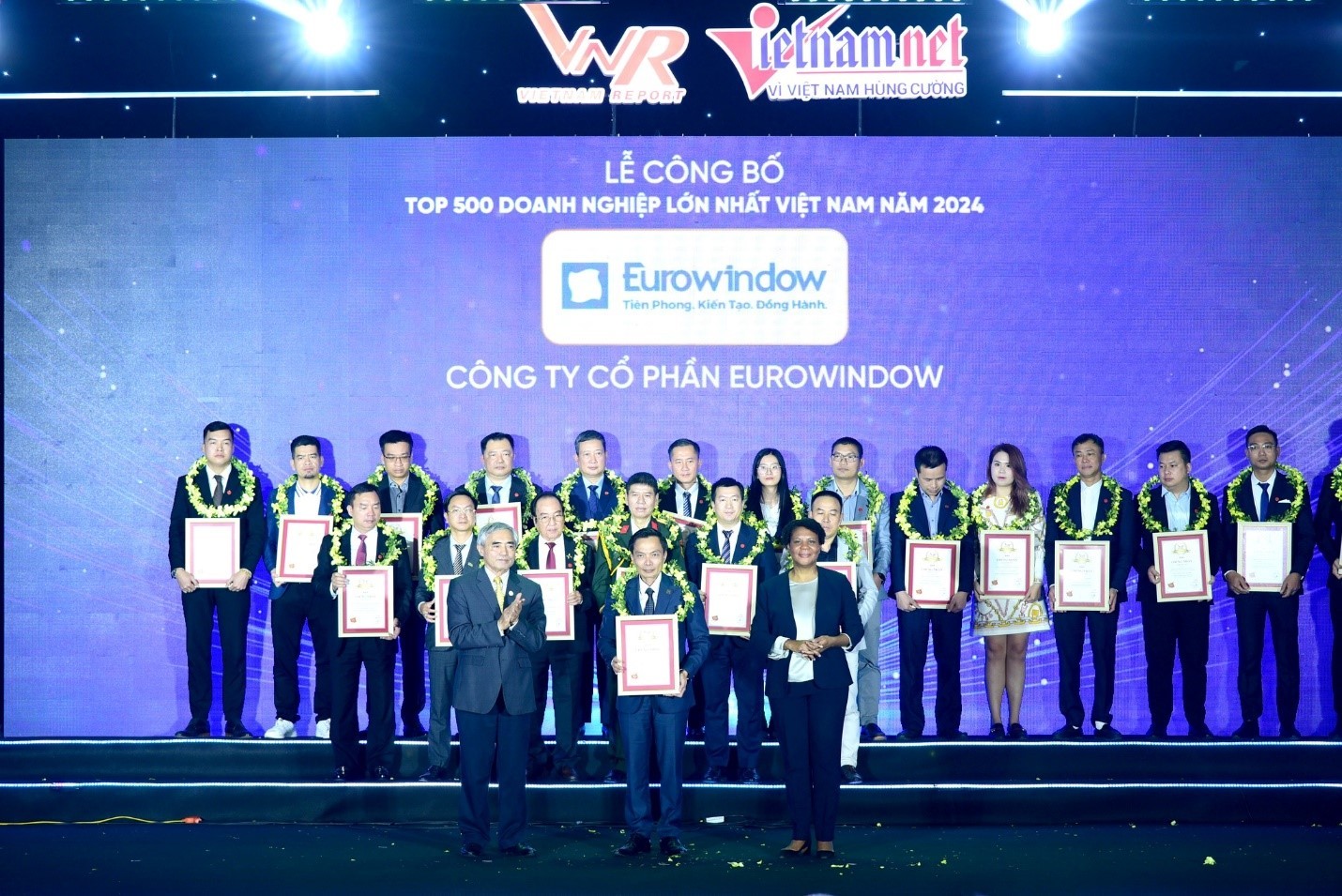 Đại diện Eurowindow nhận vinh danh Top 500 doanh nghiệp lớn nhất Việt Nam 2024