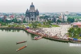 Hàng nghìn người reo hò, cổ vũ giải bơi thuyền dịp Giỗ Tổ