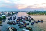 Khi bình minh chưa lên, chợ nổi Nghĩa An đã rộn ràng tiếng tàu ghe
