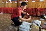 Đơn hàng online - Từ một cú chạm trên điện thoại đến những cung đường ngoài đời thực
