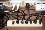 Chuyên gia cảnh báo khẩn đến các gia đình đang "cắm nhiều thiết bị vào cùng một ổ cắm điện"