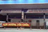 Mua xăng giá 'cắt cổ' 45.000 đồng/lít trên cao tốc, ngay cạnh một cây xăng đang bỏ không