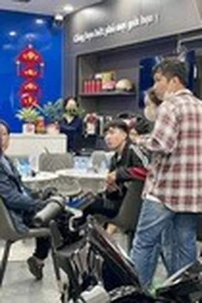 Khách TP.HCM nườm nượp mua xe điện, sẵn sàng cọc trước giữ chỗ vì đại lý hết xe