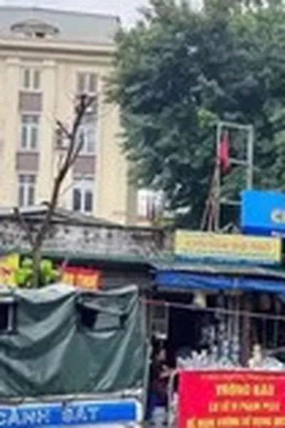 Chủ tịch Hà Nội yêu cầu bố trí kinh doanh tạm cho 200 tiểu thương chợ Kim Liên