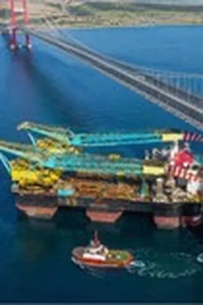 Phát hiện khối sắt khổng lồ cao 135m di chuyển cùng đoàn hộ tống, bất ngờ hạ xuống còn 57m để thực hiện nhiệm vụ đặc biệt