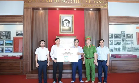 Trao tặng 500 cuốn sách về Anh hùng liệt sĩ Bùi Thị Cúc tại Hưng Yên