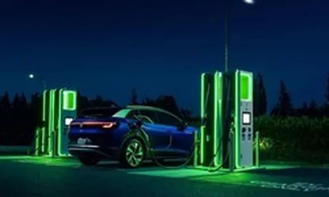 Thiếu 90.000 tấn dầu, quốc gia này buộc phải kêu gọi người dân ngừng sạc xe điện vào ban đêm