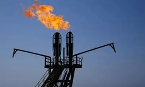 Sáng nay, giá dầu lao dốc 17,5% khi ông Trump tạm ngừng tấn công Iran trong 2 tuần