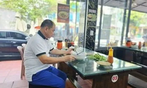 Xăng hạ nhiệt, giá tô phở, gói xôi vẫn neo cao: Vì sao ‘lên nhanh, xuống chậm’?