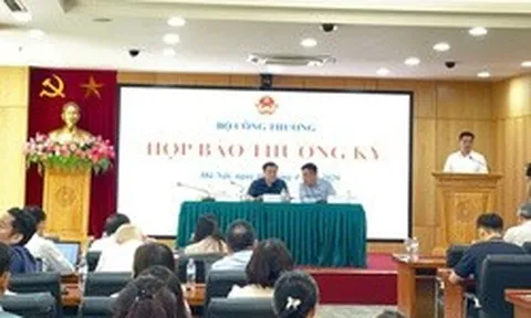 Bộ Công Thương nêu lý do vì sao điều hành giá xăng dầu vào nửa đêm?