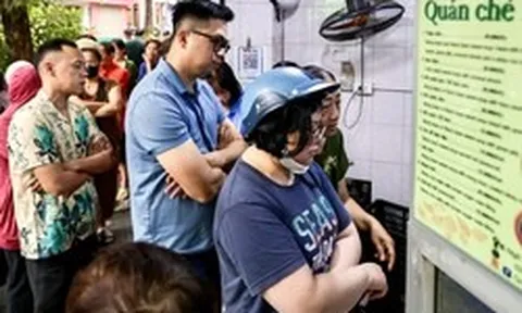 Người Hà Nội xếp hàng cả tiếng chờ mua bánh trôi, bánh chay dịp Tết Hàn thực