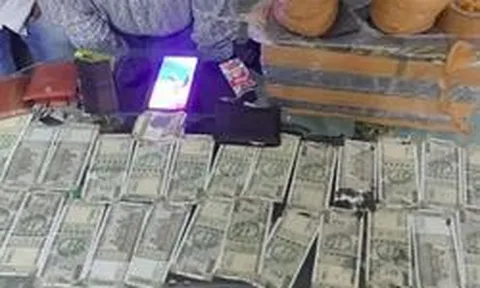 Tịch thu 7 tỷ tiền mặt chất thành đống, vàng cùng nhiều thiết bị điện tử trong một căn hộ