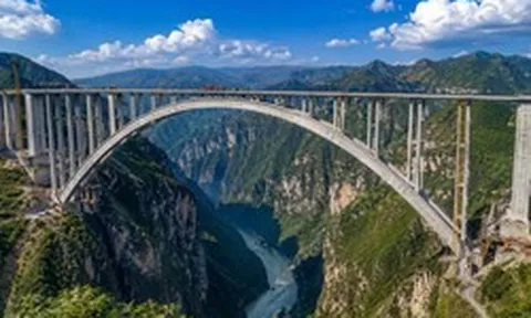 Huy động hơn 28.000 m³ bê tông xây cầu vòm phá kỷ lục thế giới: Dài gần bằng cầu Long Biên, tiết kiệm hơn 80 triệu USD