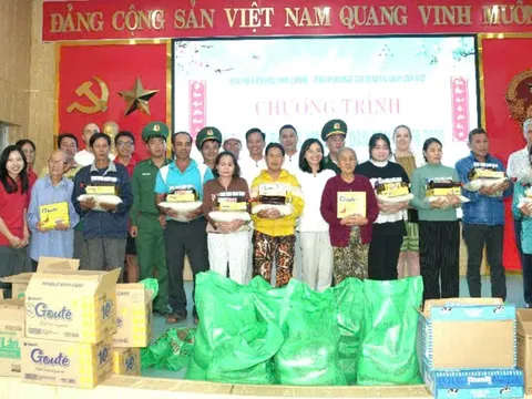 Six Senses Ninh Van Bay tặng quà Tết cho người nghèo