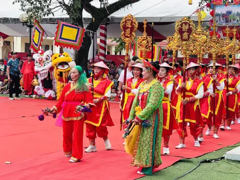 Hàng nghìn người dự lễ rước Quốc Tổ Lạc Long Quân ở Bình Đà, hé lộ kế hoạch kết nối doanh nhân Việt