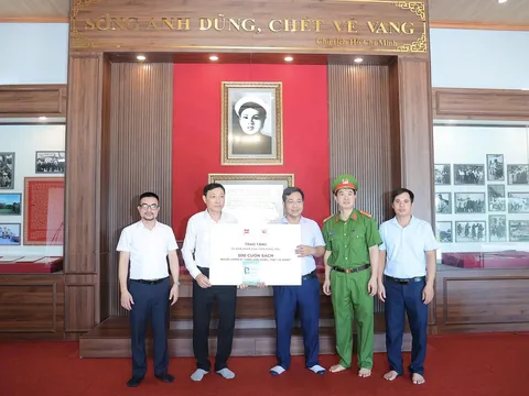Trao tặng 500 cuốn sách về Anh hùng liệt sĩ Bùi Thị Cúc tại Hưng Yên