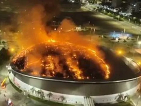 Mái vòm sân Olympic bị bao trùm bởi biển lửa