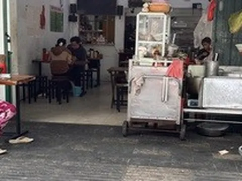 Chủ các quán ăn nói gì khi giá bán vẫn cao bất chấp xăng dầu giảm mạnh?