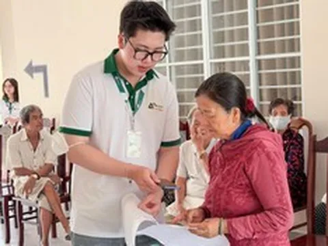 Bệnh viện Mắt Á Châu khám mắt miễn phí cho hơn 300 người dân Long Hải