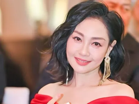 "Phú bà ẩn danh" của showbiz, U60 vẫn độc thân quyến rũ
